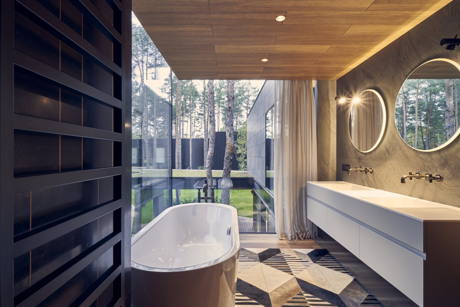 Kulatý dům uprostřed lesa