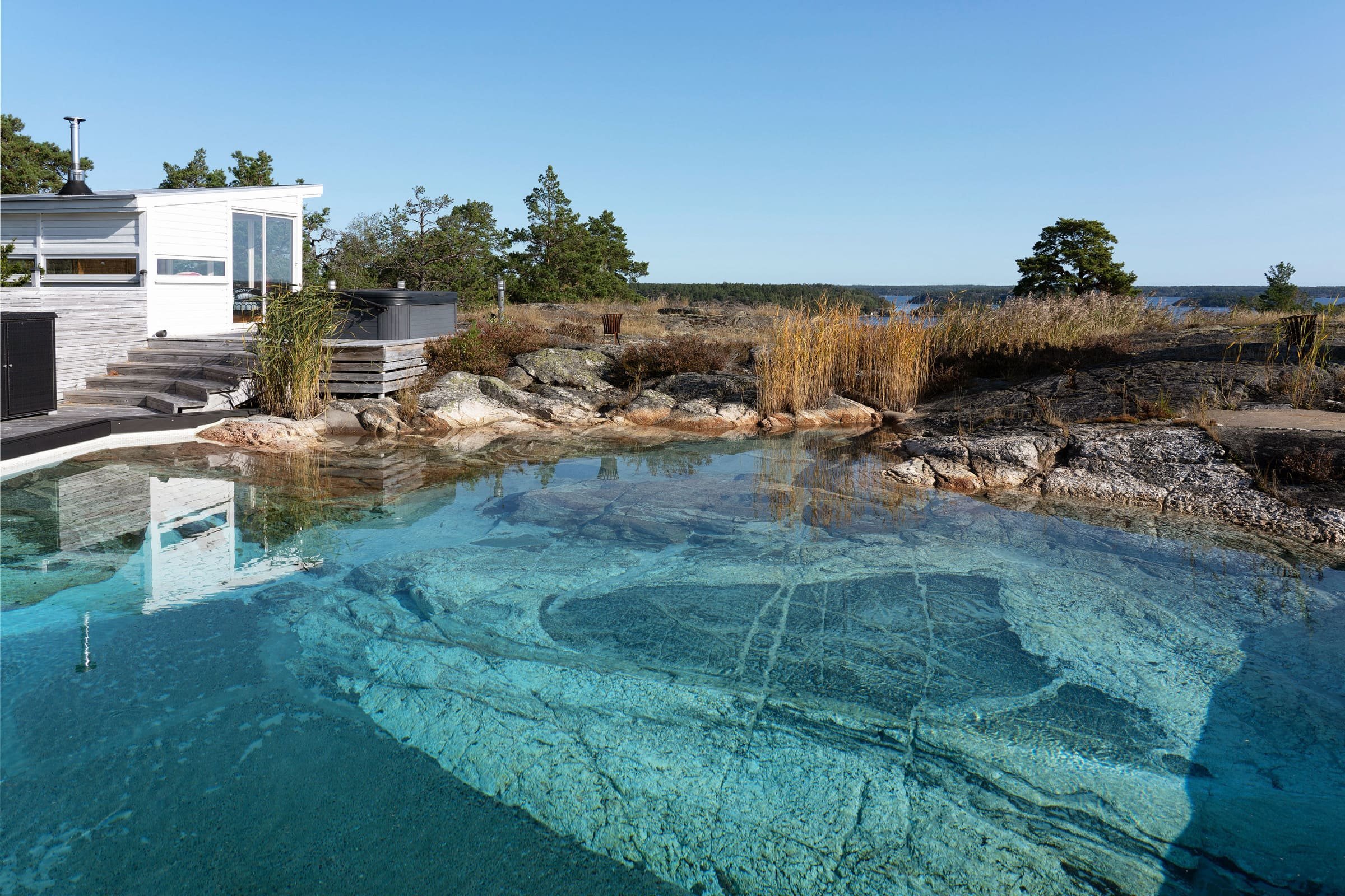 Luxusní dům s bazénem ve skále