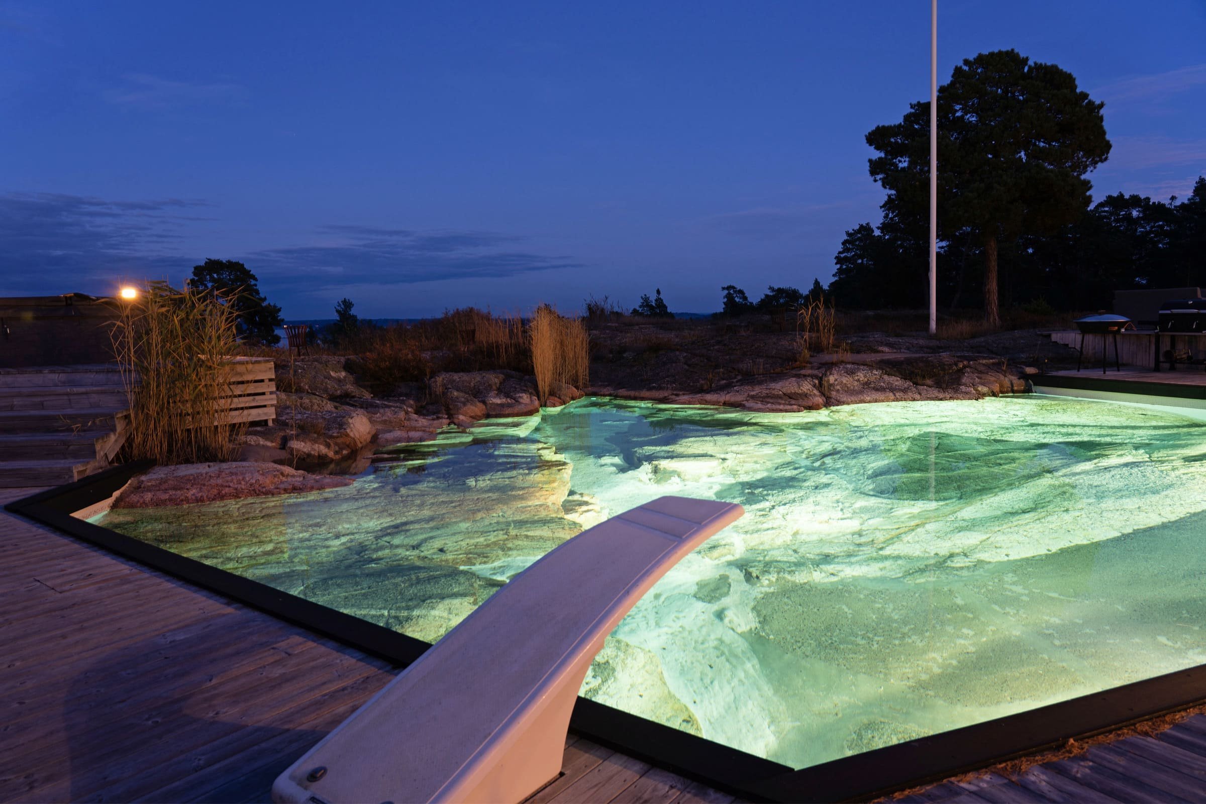 Luxusní dům s bazénem ve skále