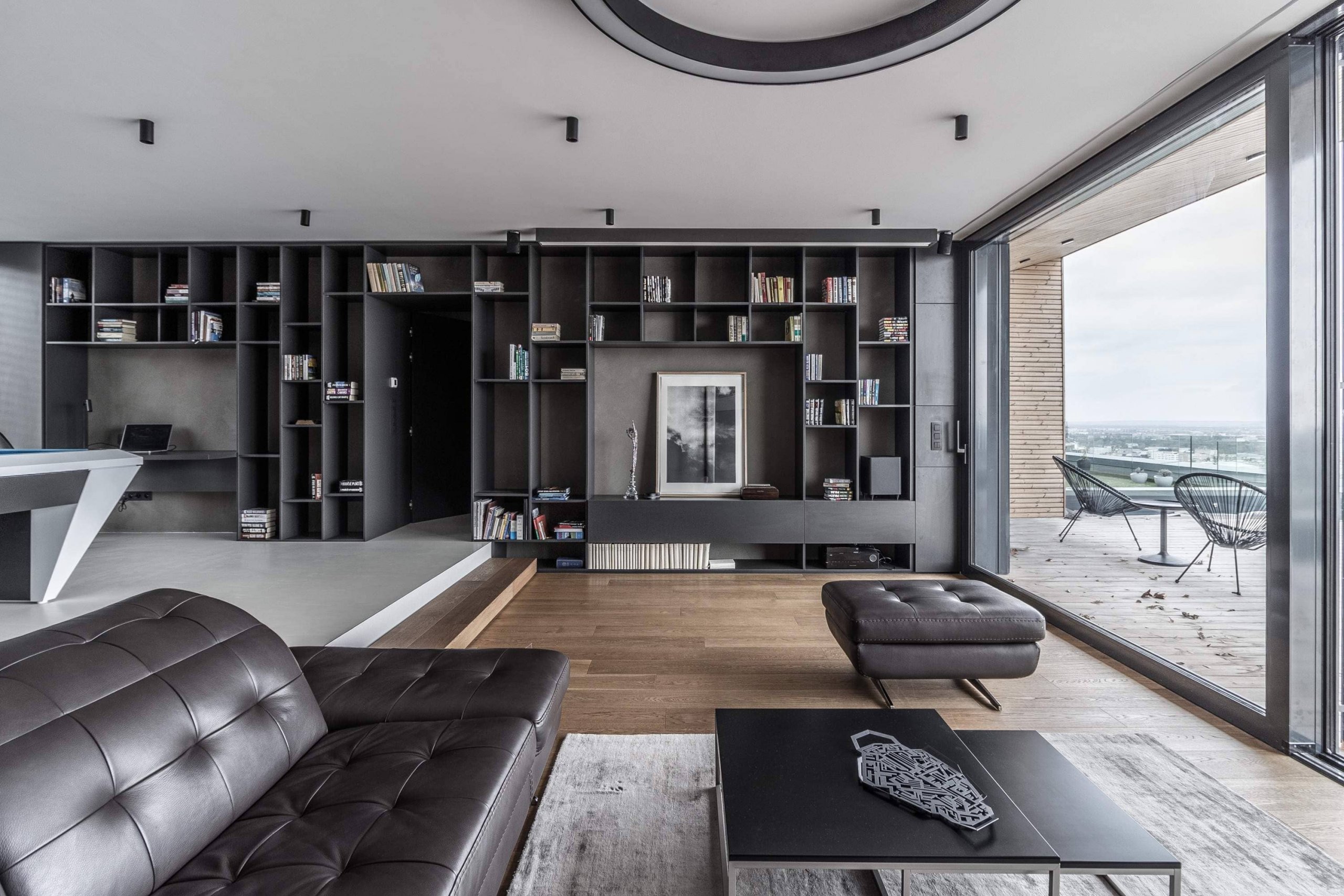 Mezonetový byt v sametově šedé barvě