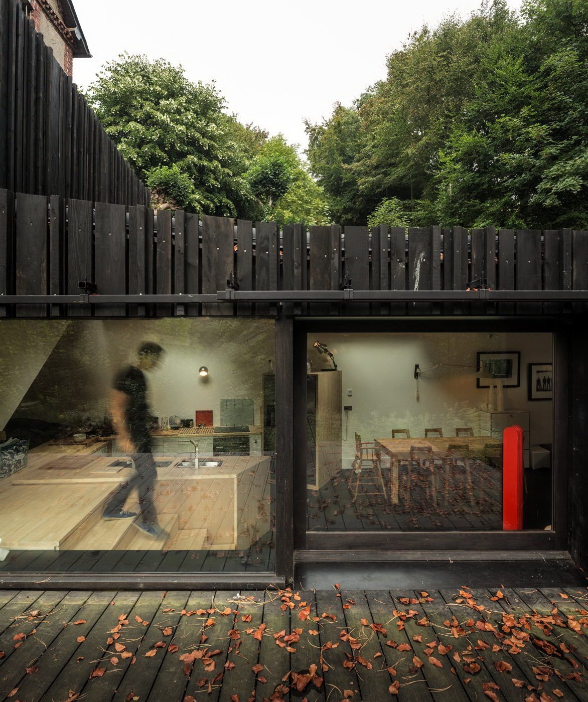 Minimalistická dostavba Black Wood House