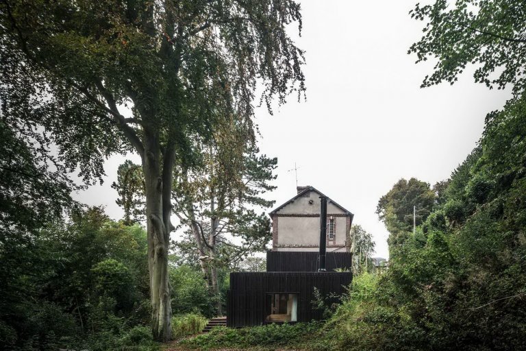 Minimalistická dostavba Black Wood House