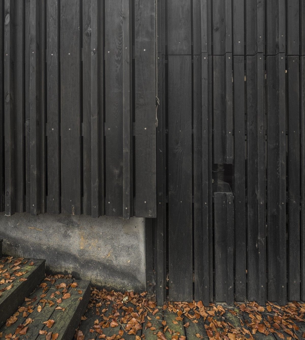 Minimalistická dostavba Black Wood House