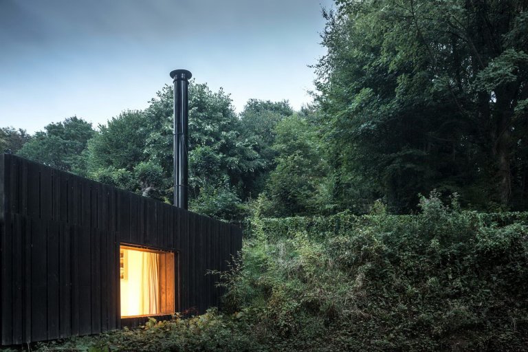Minimalistická dostavba Black Wood House