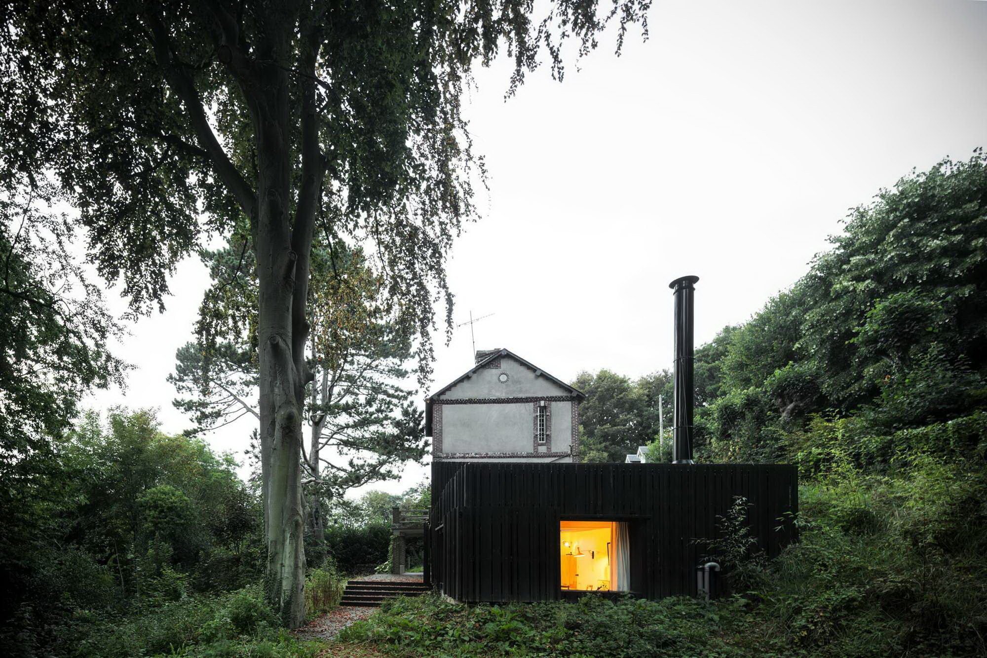 Minimalistická dostavba Black Wood House