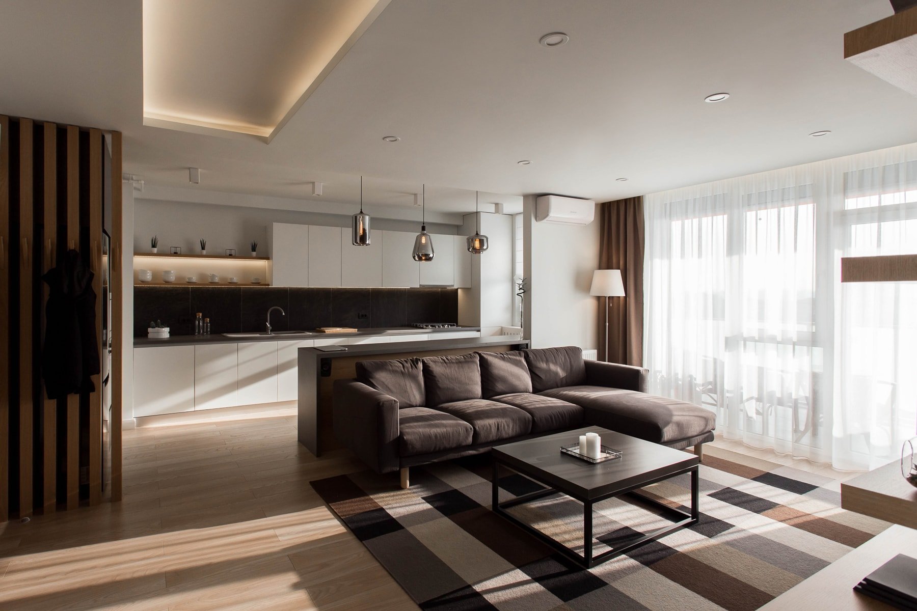 Moderní interiér s černou stěnou