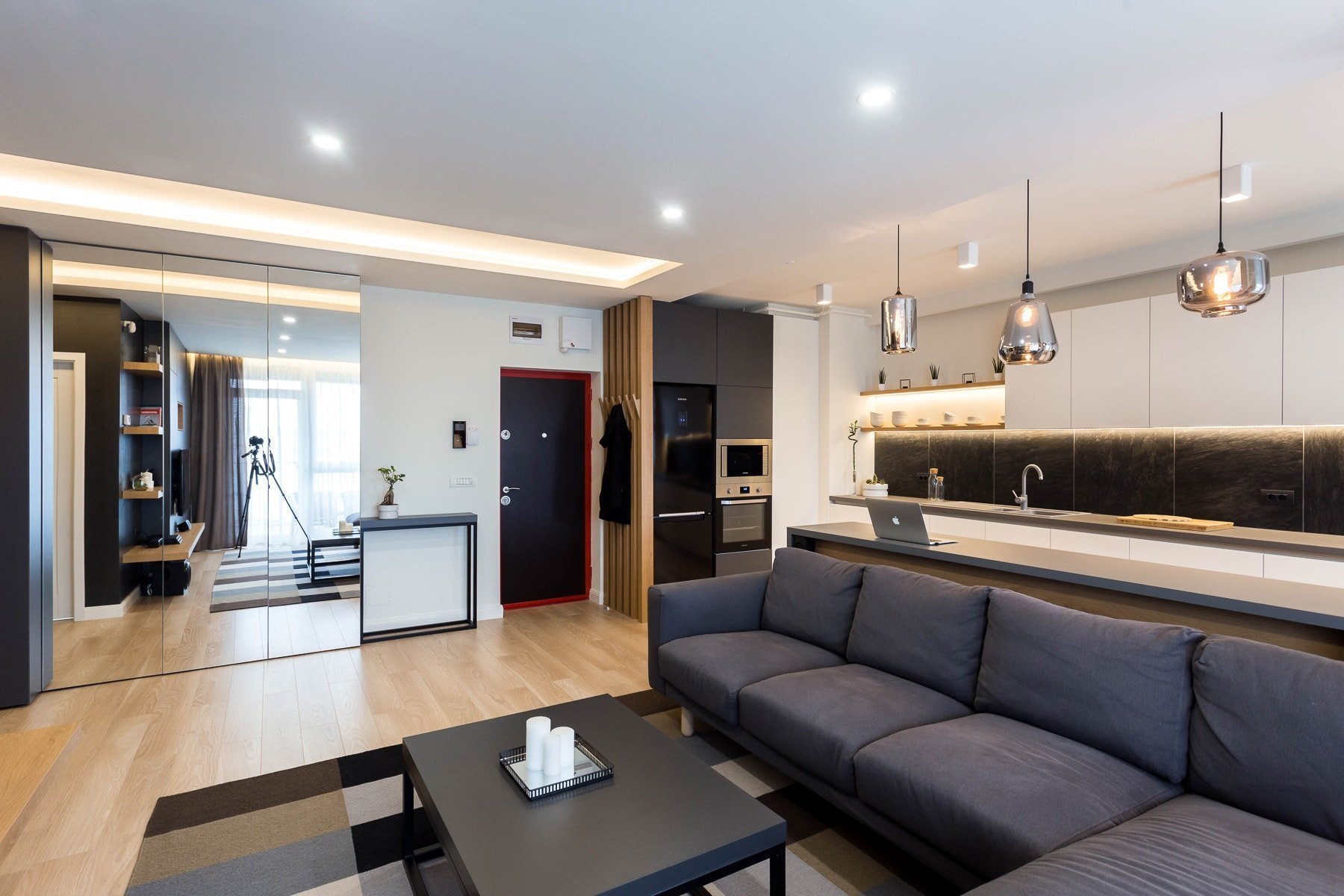 Moderní interiér s černou stěnou