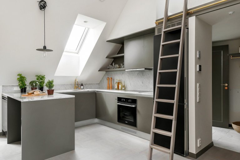 Moderní podkrovní byt ve Stockholmu