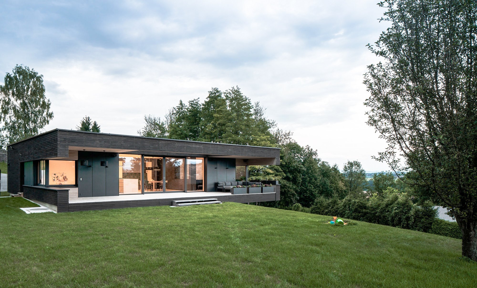 Moderní prefabrikovaná dřevostavba smontovaná na místě