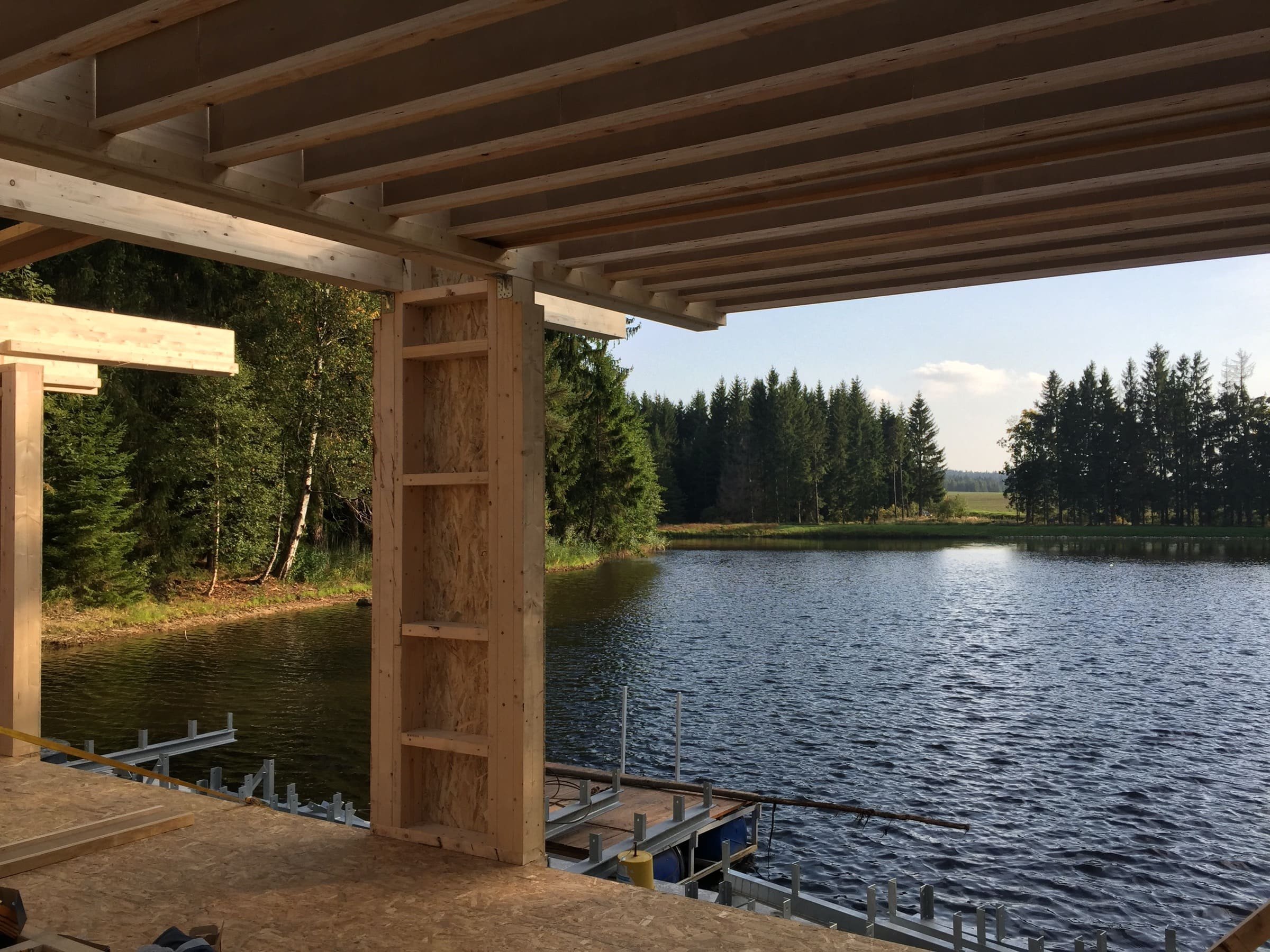 Moderní víkendový dům vznášející se na vodní hladině