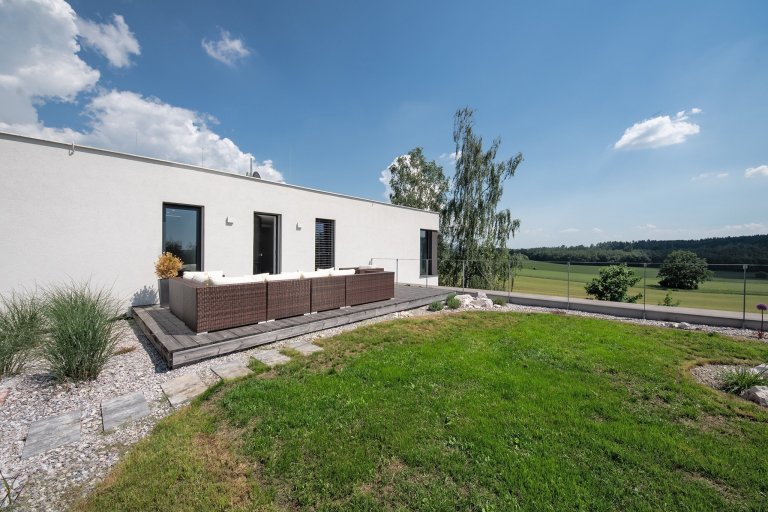 Moderní vila splývá s terénem