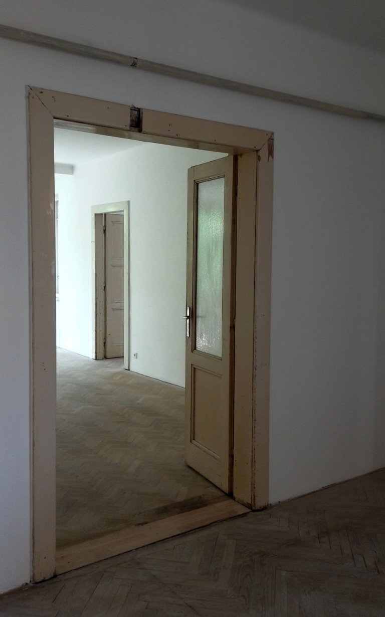 Náročná rekonstrukce poválečného bytu s vysokými stropy