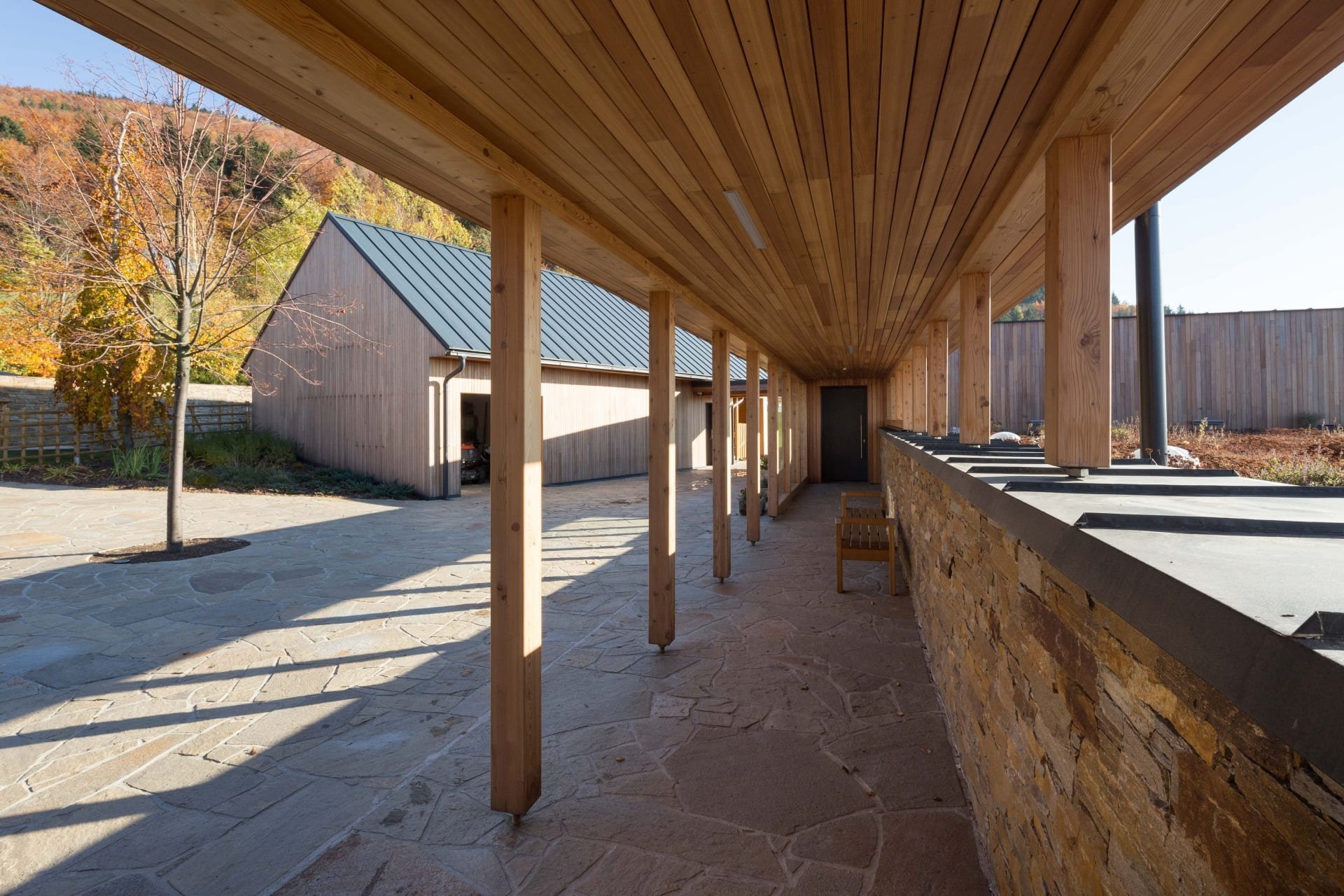 Neobyčejný dům zasazený do kopců Beskyd