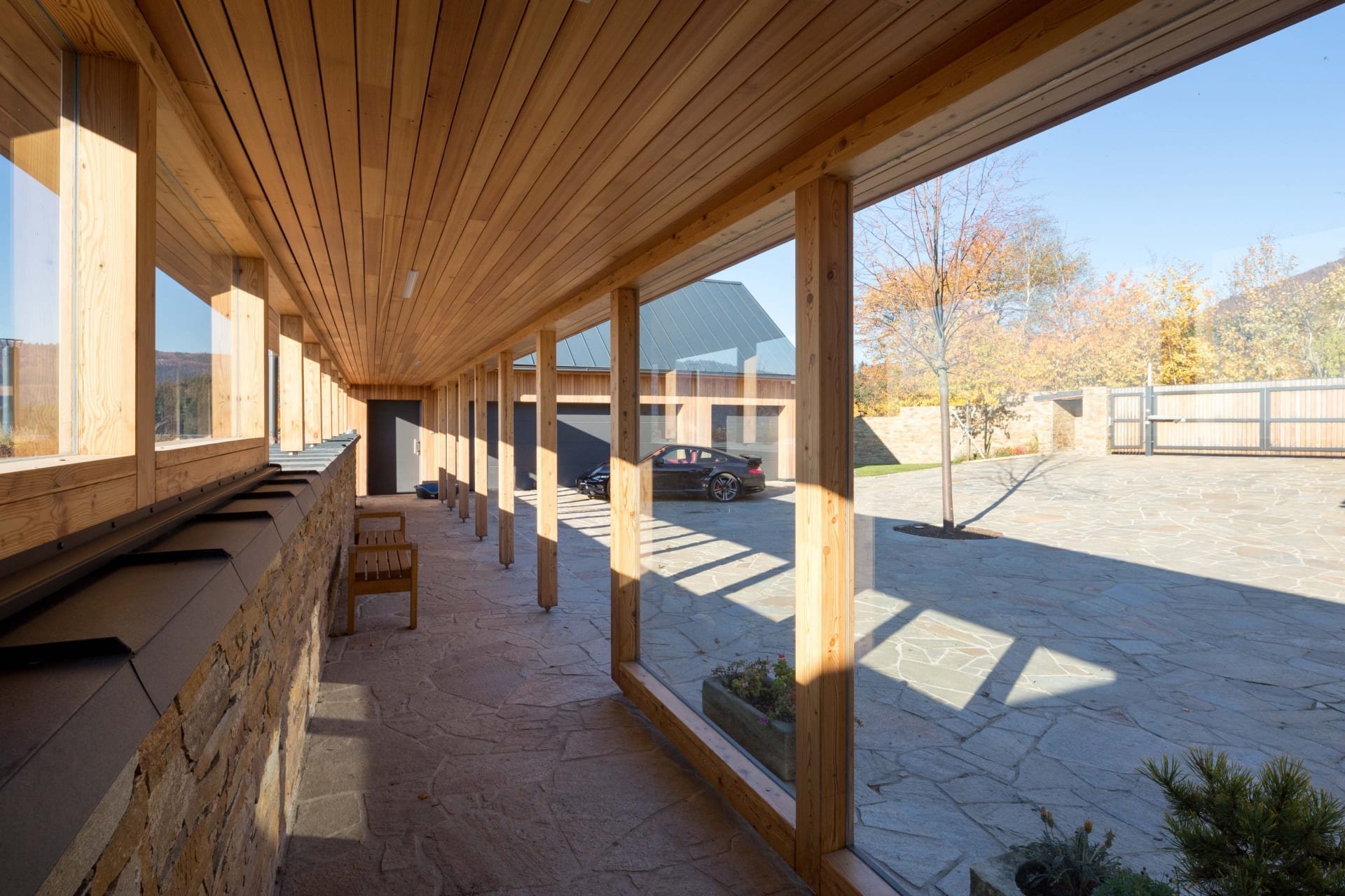 Neobyčejný dům zasazený do kopců Beskyd