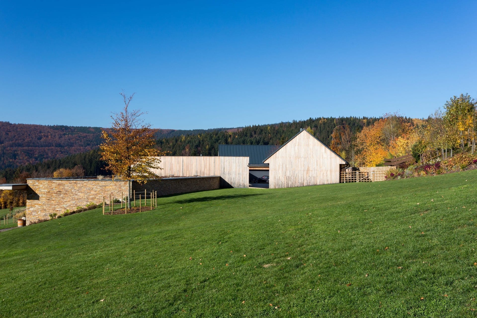 Neobyčejný dům zasazený do kopců Beskyd