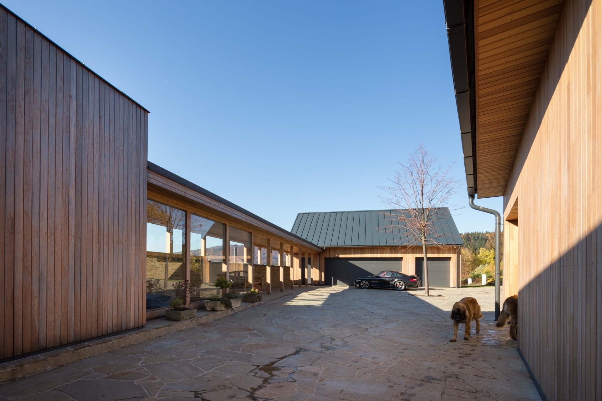 Neobyčejný dům zasazený do kopců Beskyd