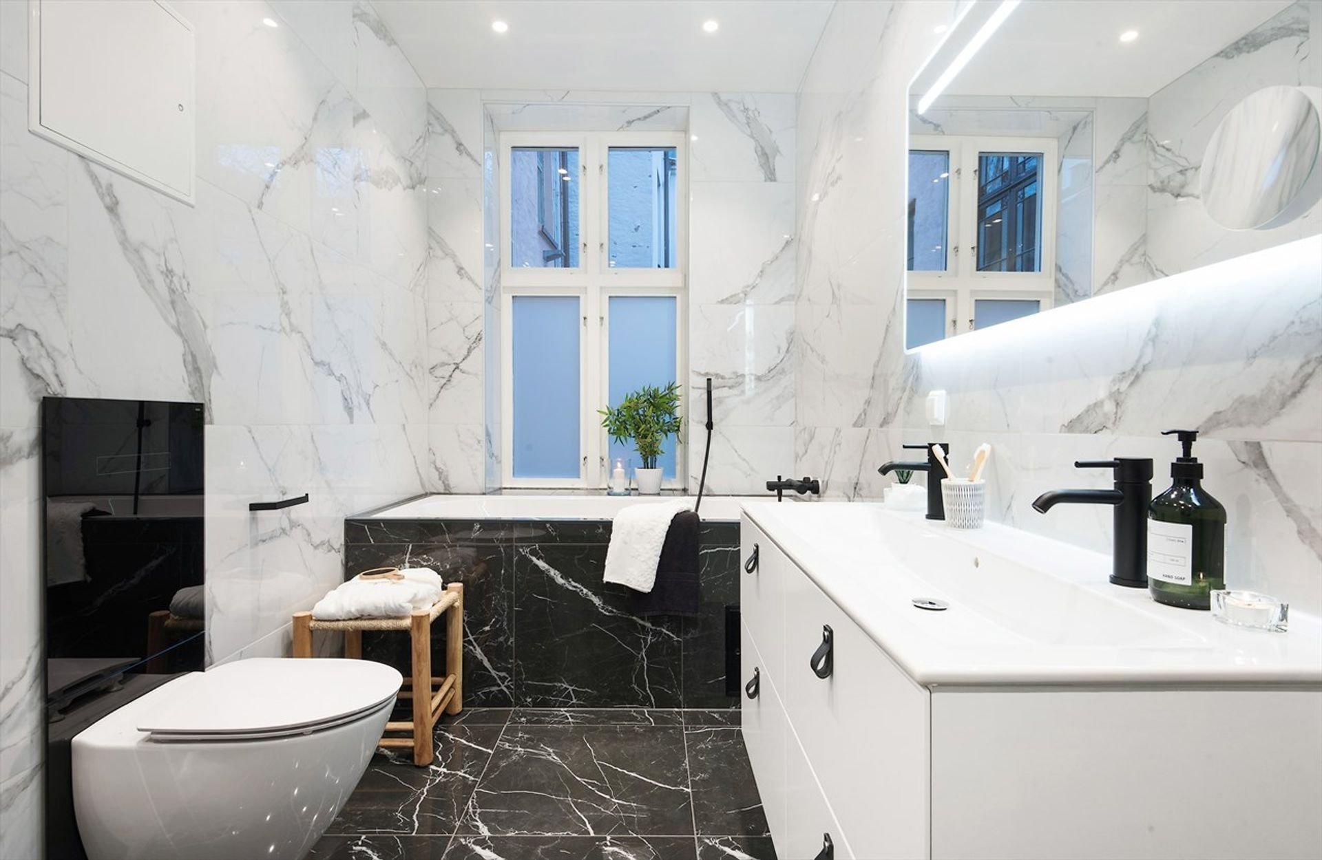 Norský interiér s cihlovou zdí