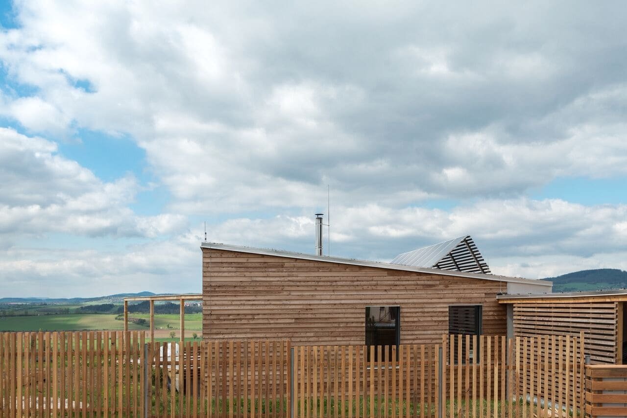 Pasivní dům plný dřeva a hlíny voní po bylinkách