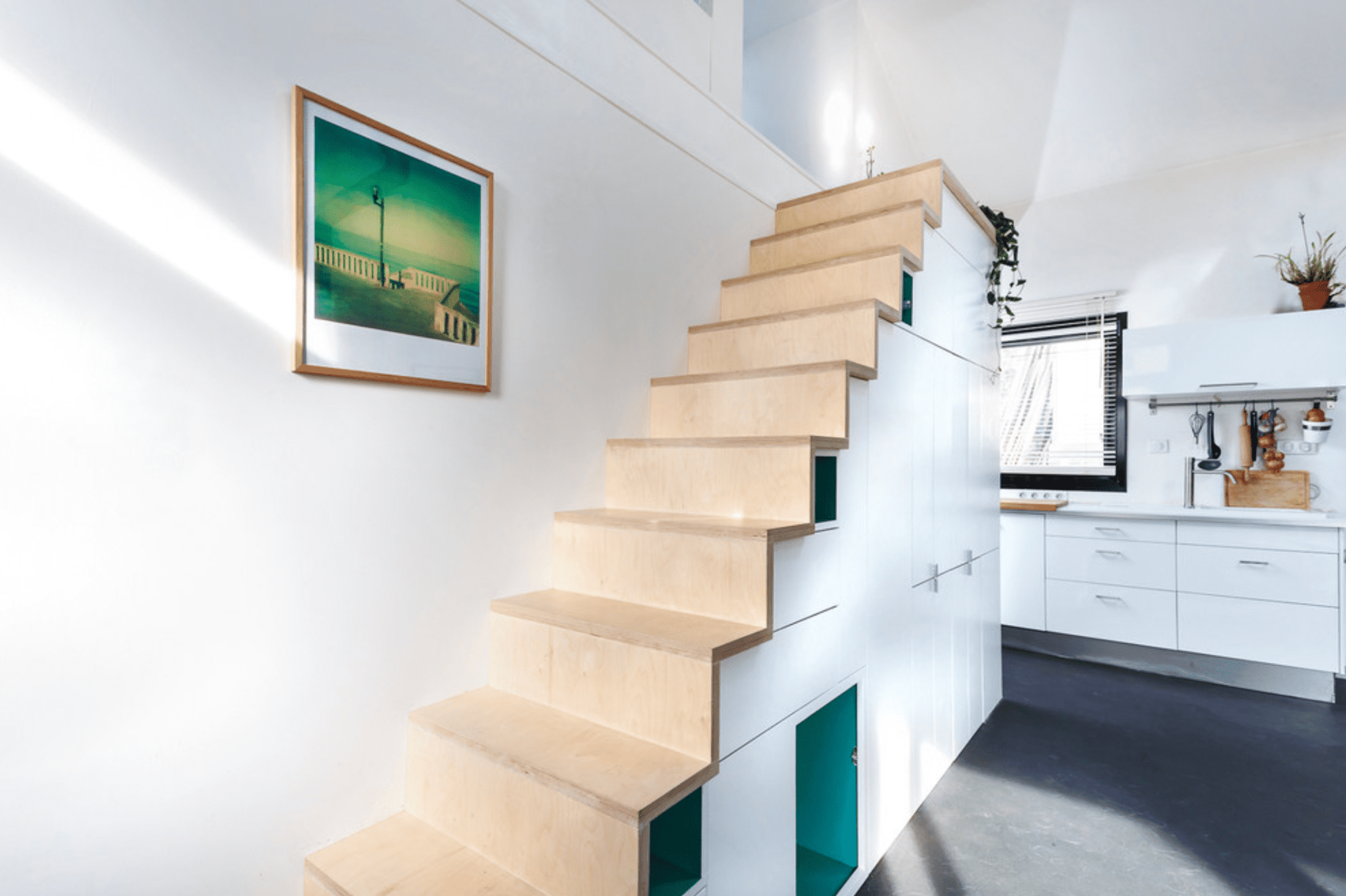 Pěkné a praktické využití místa pod schodištěm