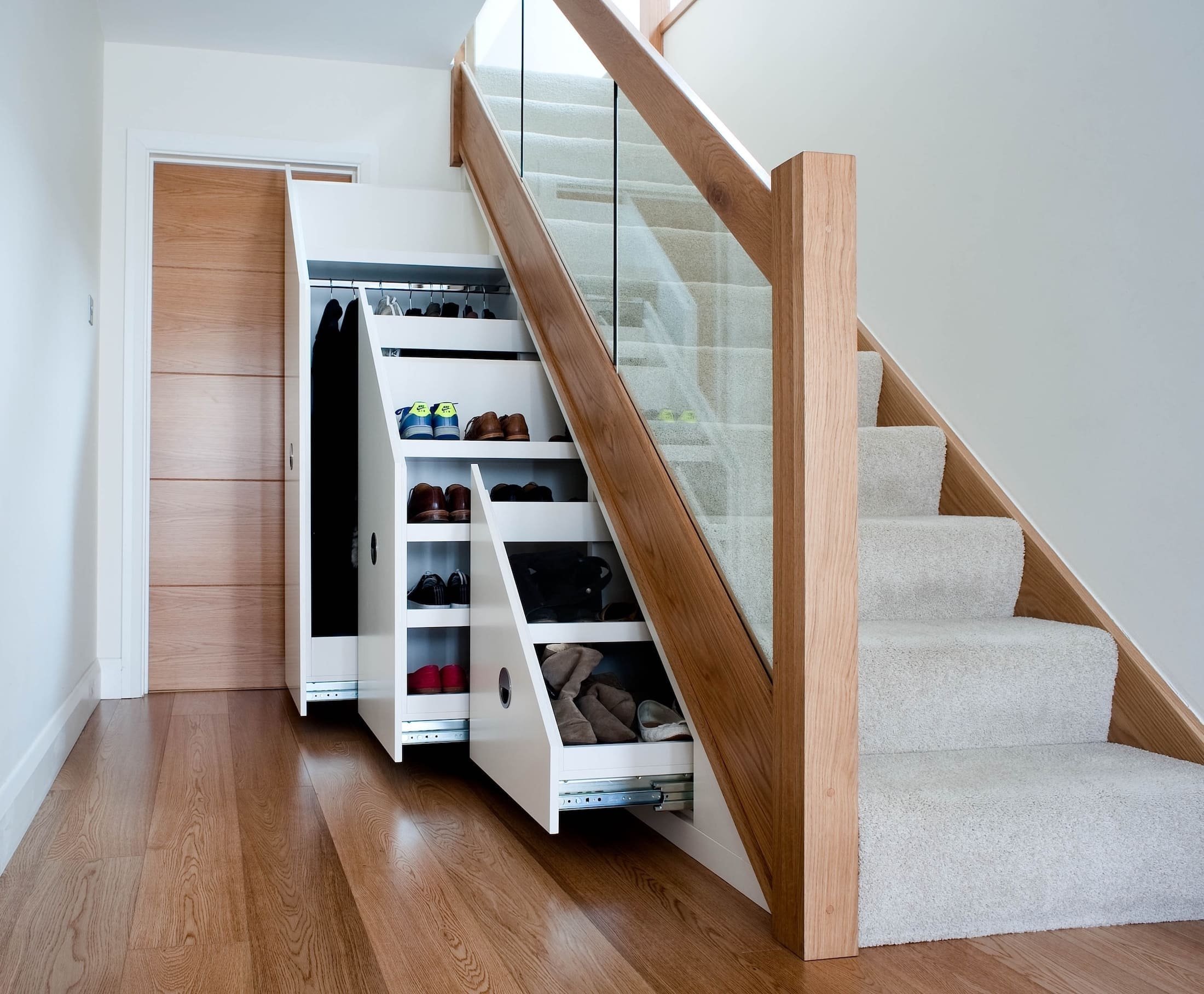 Pěkné a praktické využití místa pod schodištěm