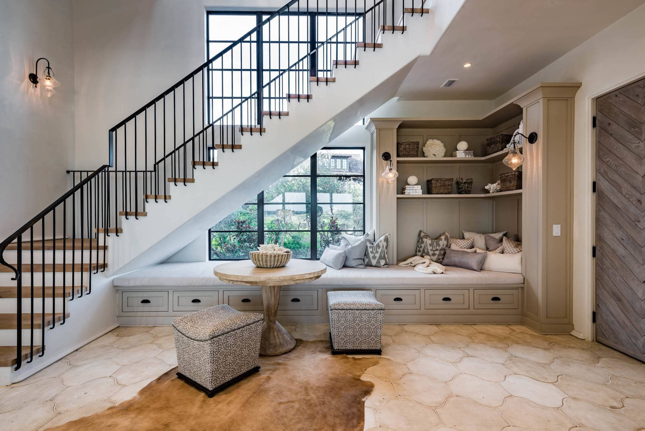 Pěkné a praktické využití místa pod schodištěm