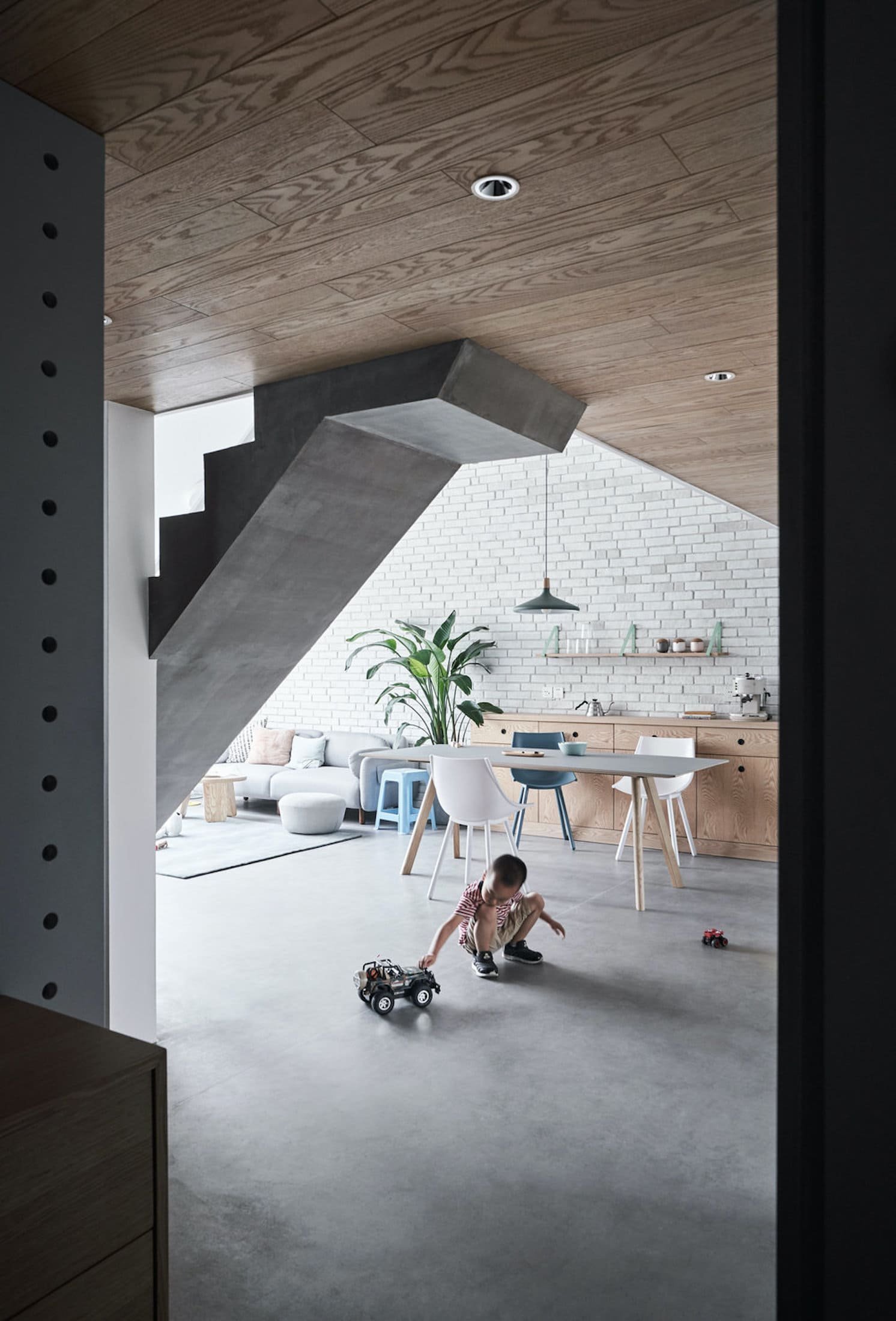 Podkrovní bydlení s galerií v pastelových barvách