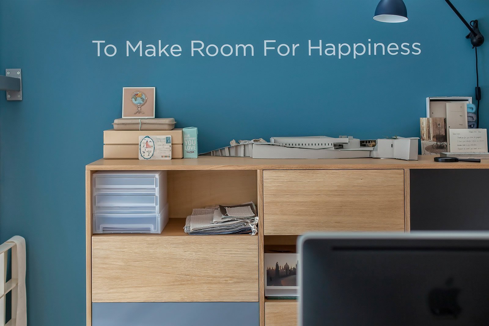 Prostorný podkrovní ateliér v modré barvě