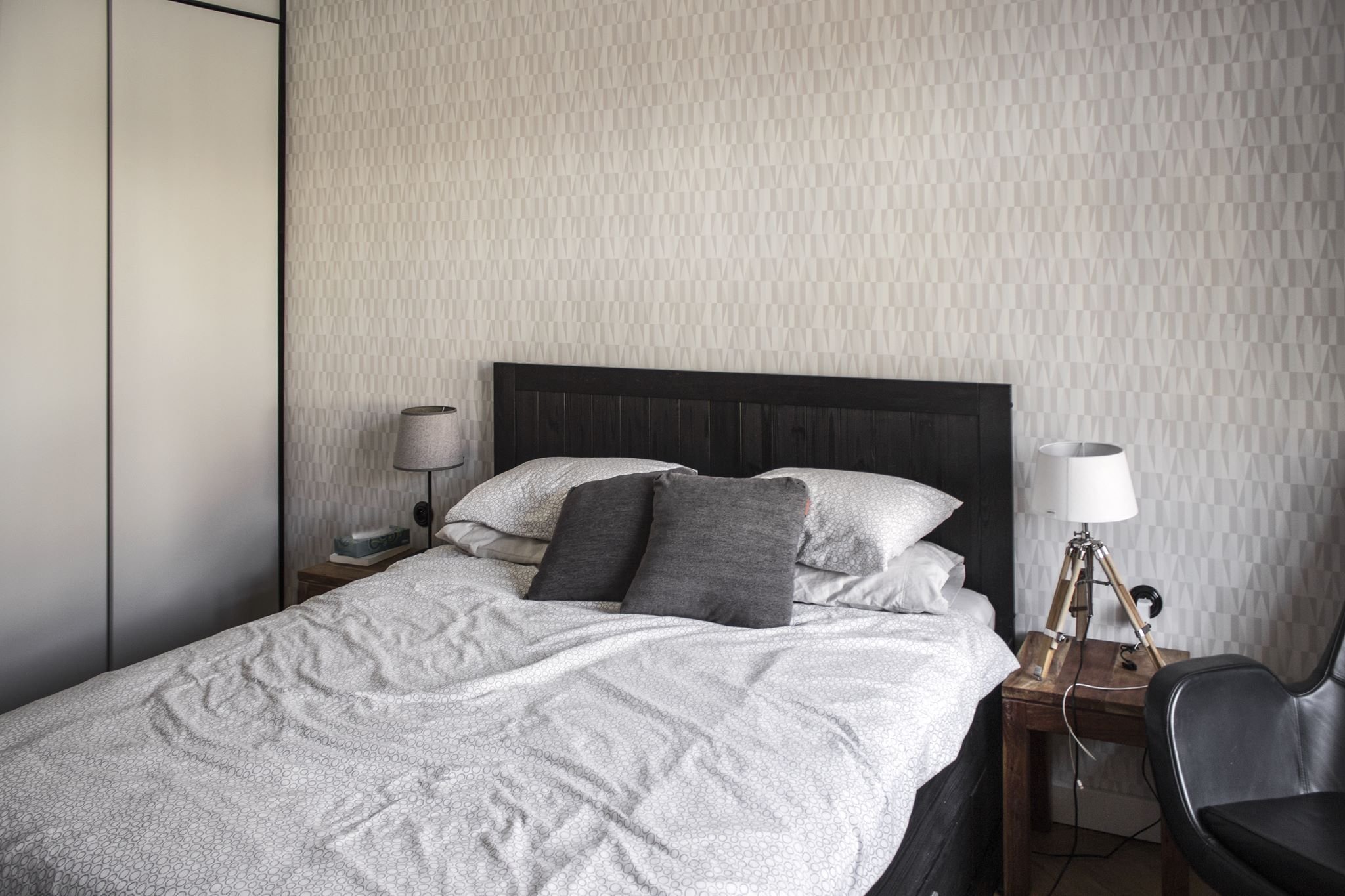 Prvorepublikový byt s ocelí a rezem v hlavní roli