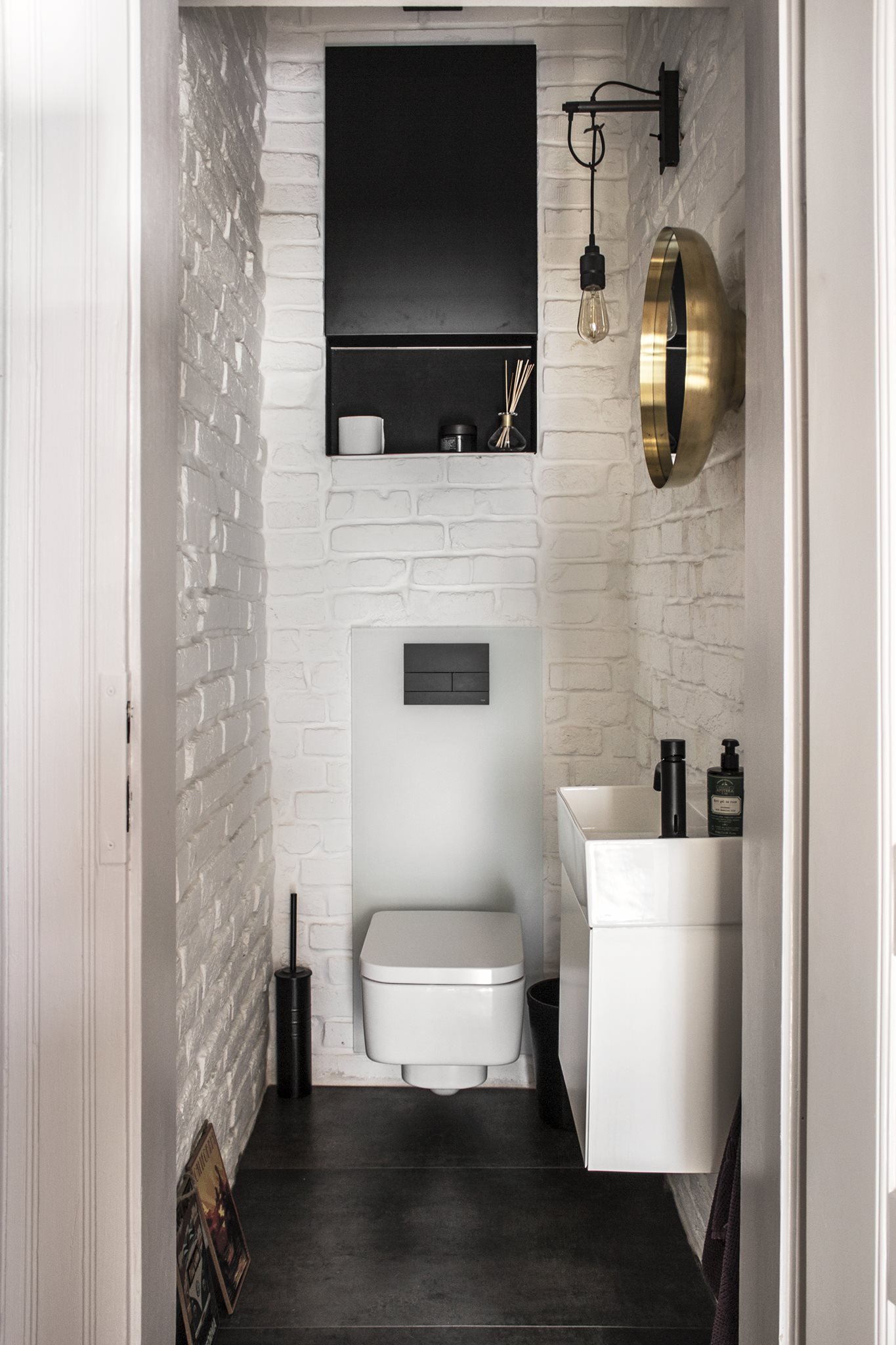 Prvorepublikový byt s ocelí a rezem v hlavní roli