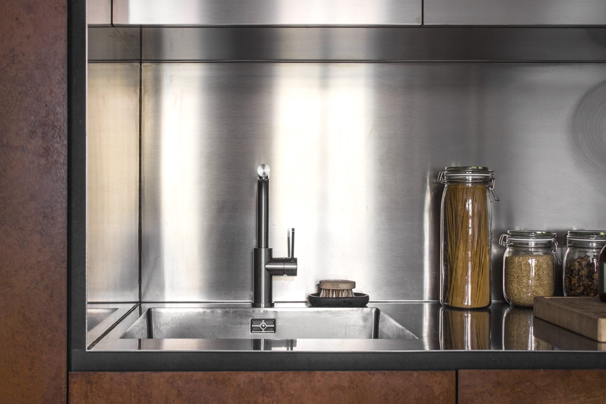 Prvorepublikový byt s ocelí a rezem v hlavní roli