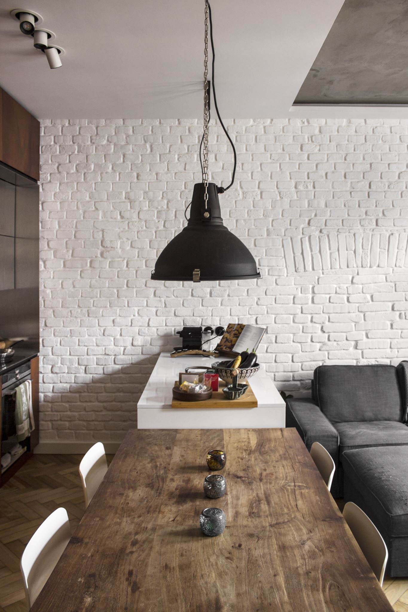 Prvorepublikový byt s ocelí a rezem v hlavní roli