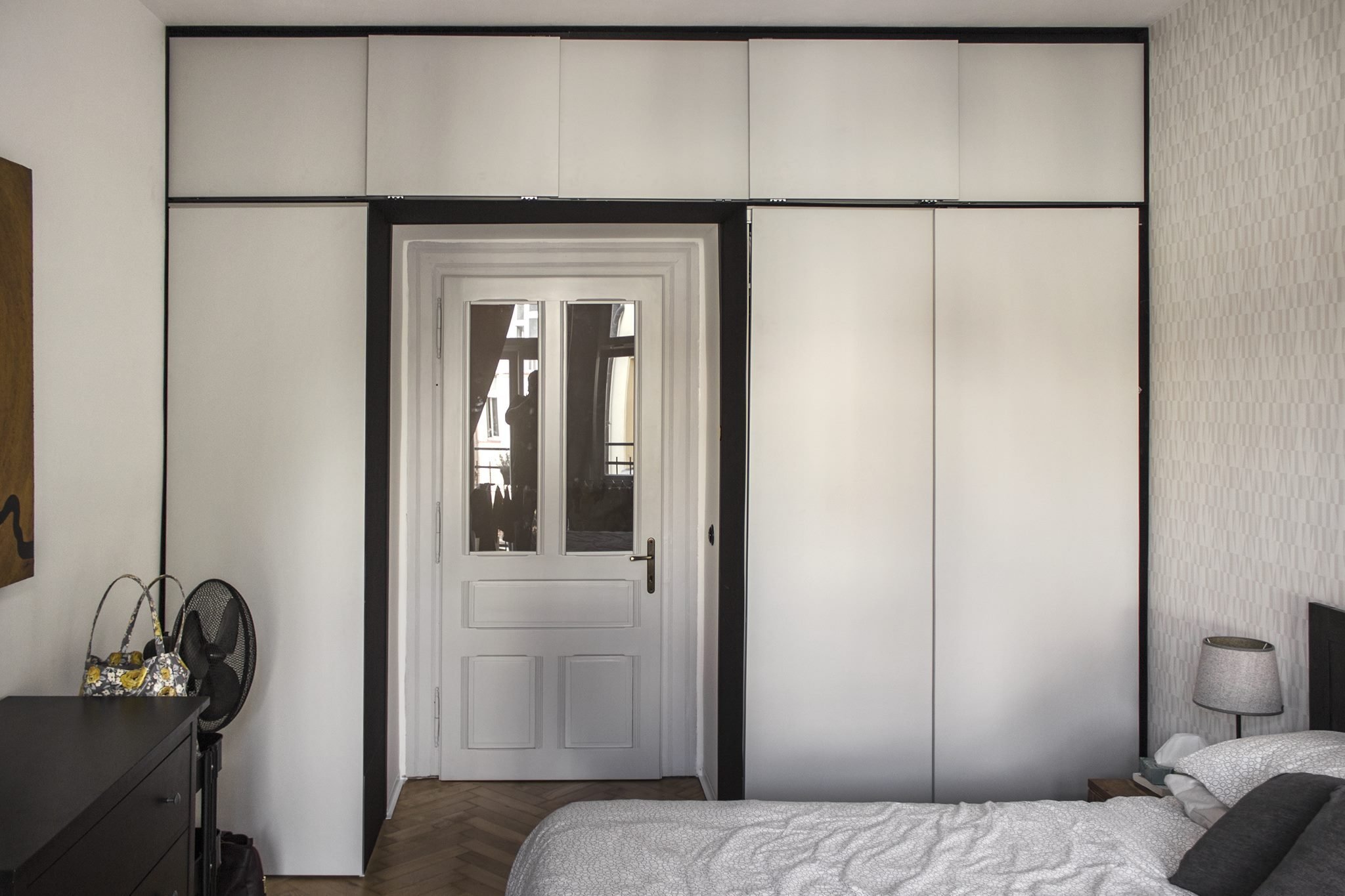 Prvorepublikový byt s ocelí a rezem v hlavní roli