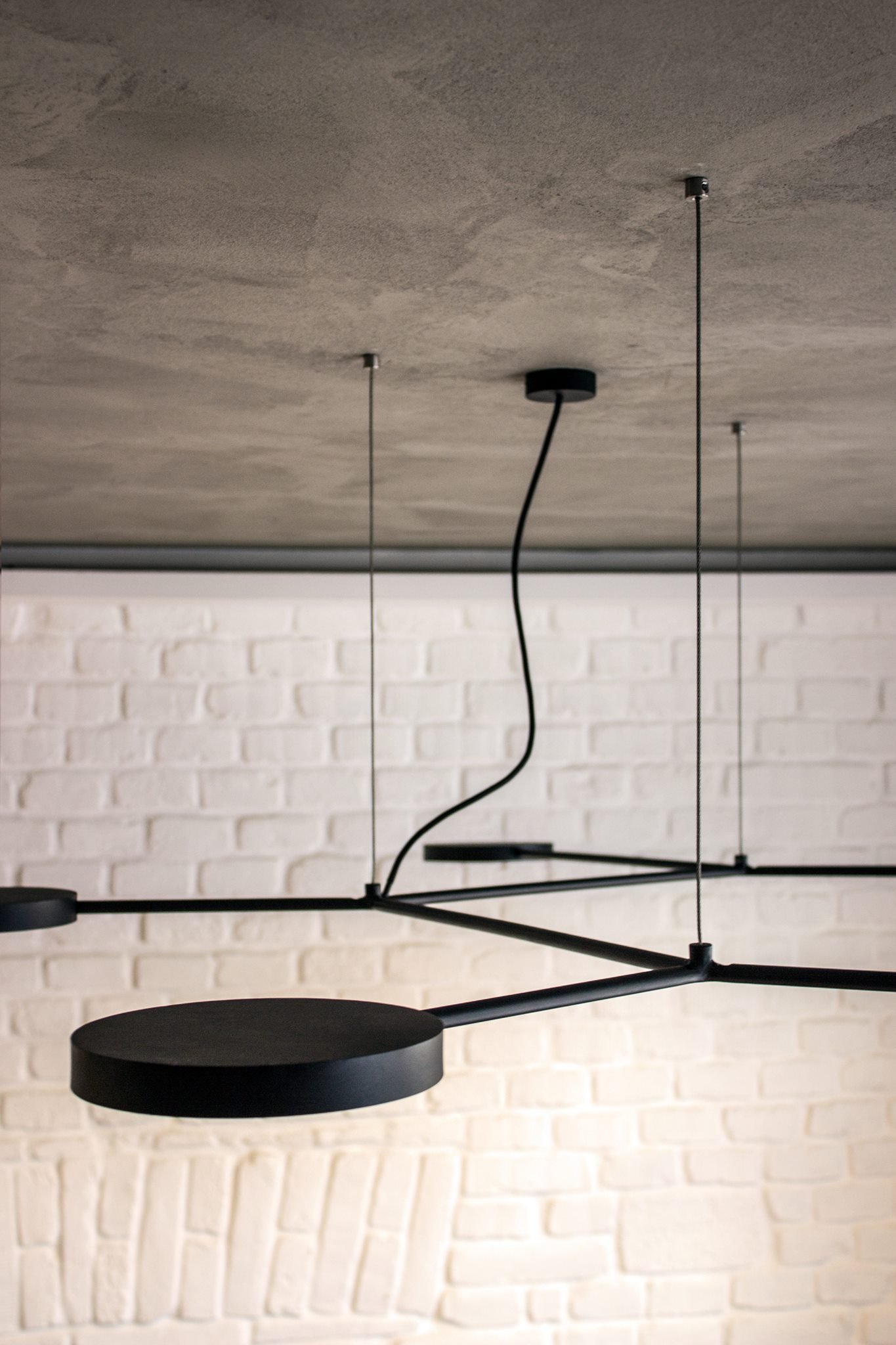 Prvorepublikový byt s ocelí a rezem v hlavní roli