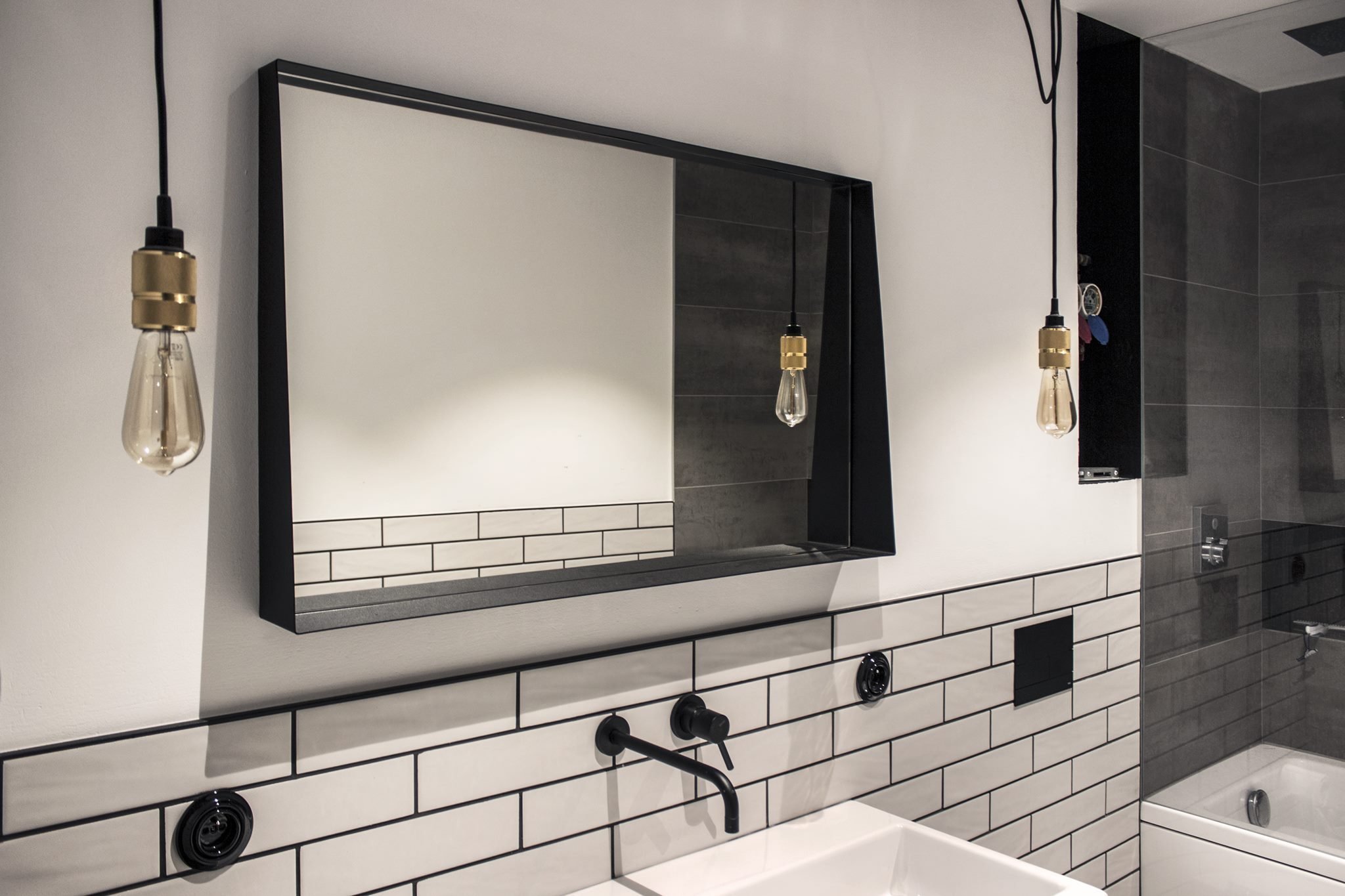 Prvorepublikový byt s ocelí a rezem v hlavní roli