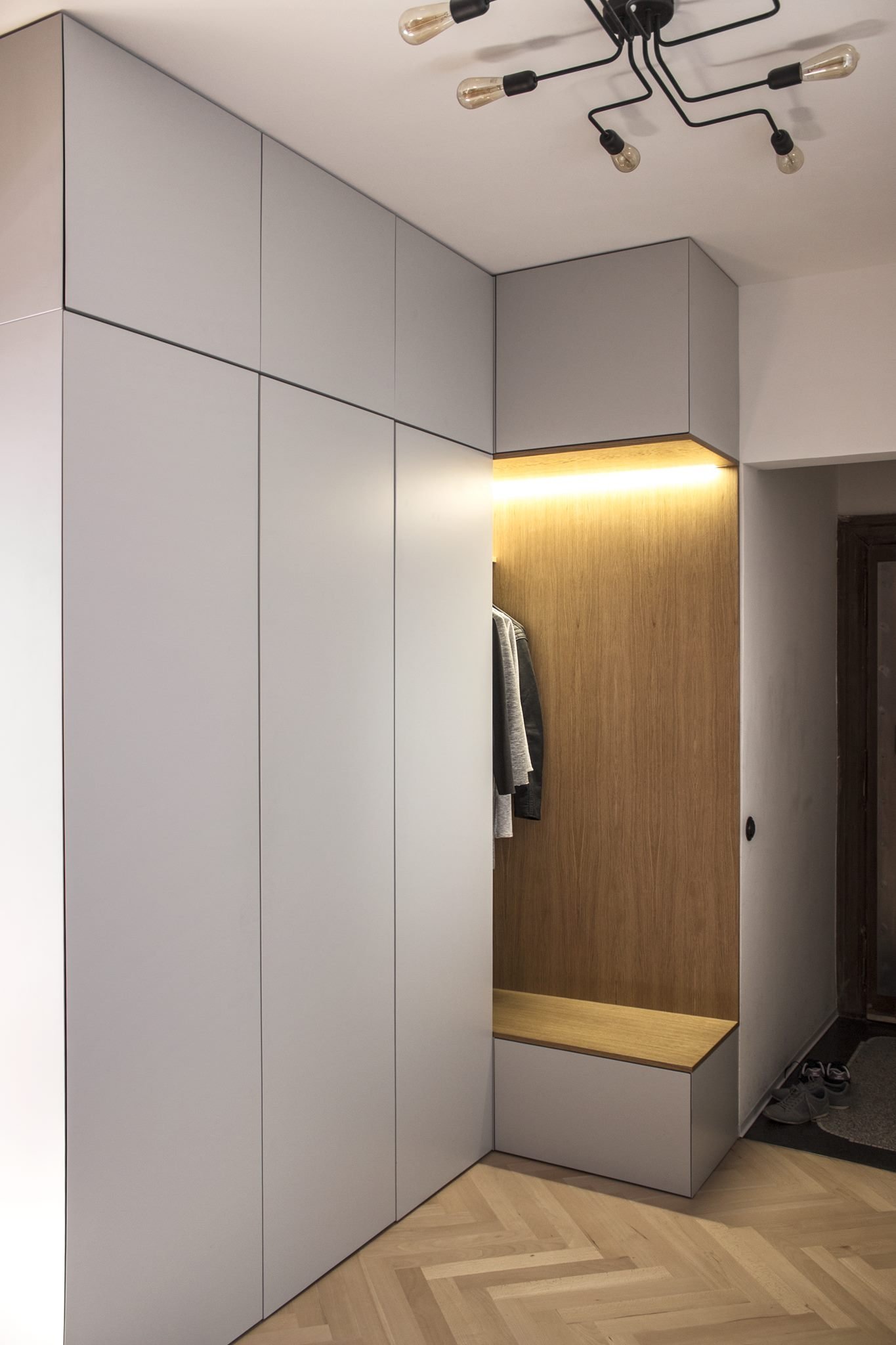 Prvorepublikový byt s ocelí a rezem v hlavní roli