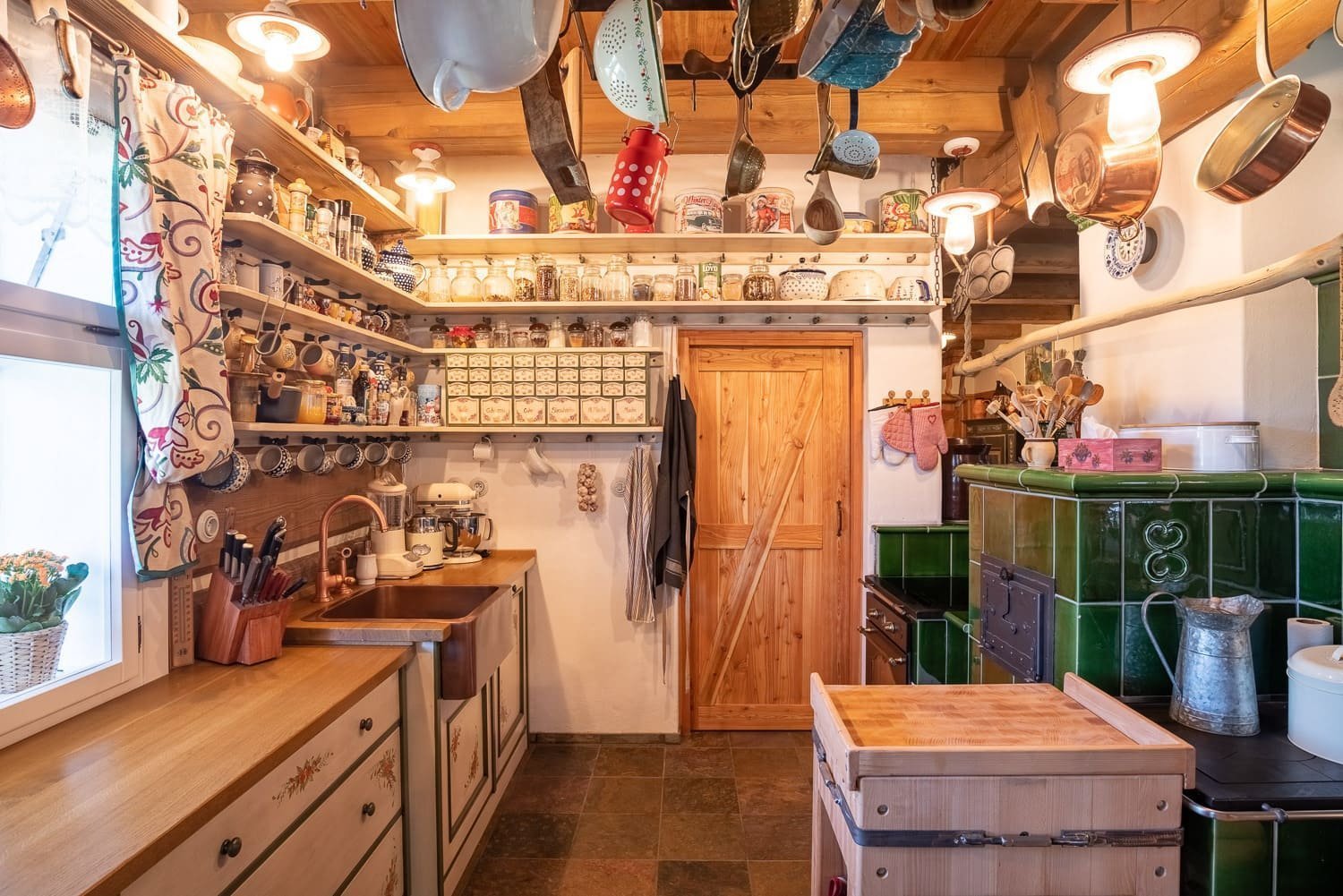 Půvabná poloroubenka na louce u lesa