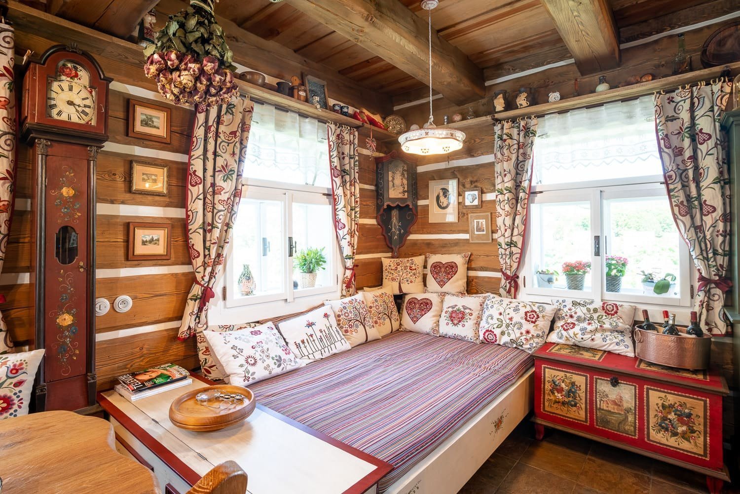 Půvabná poloroubenka na louce u lesa