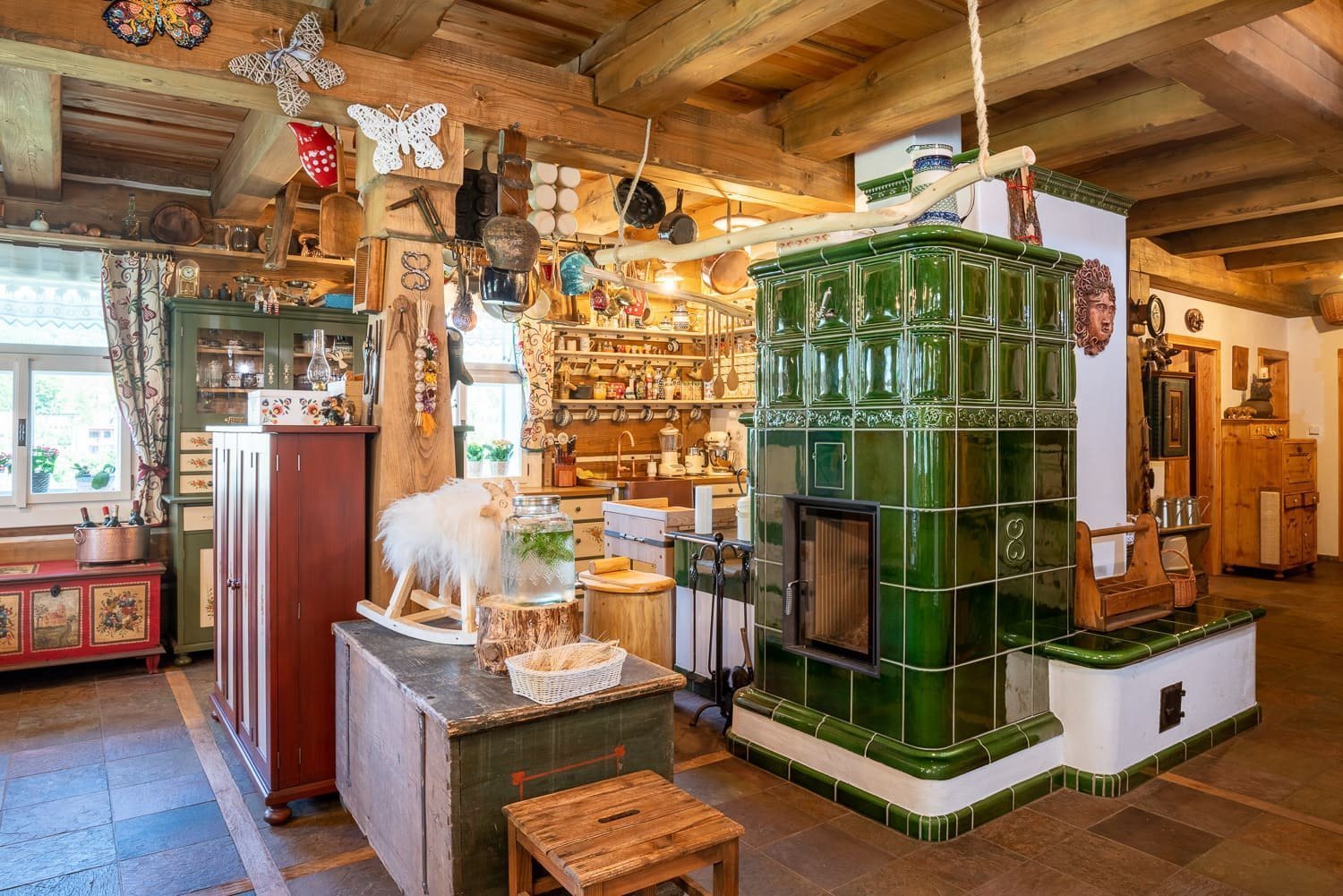 Půvabná poloroubenka na louce u lesa