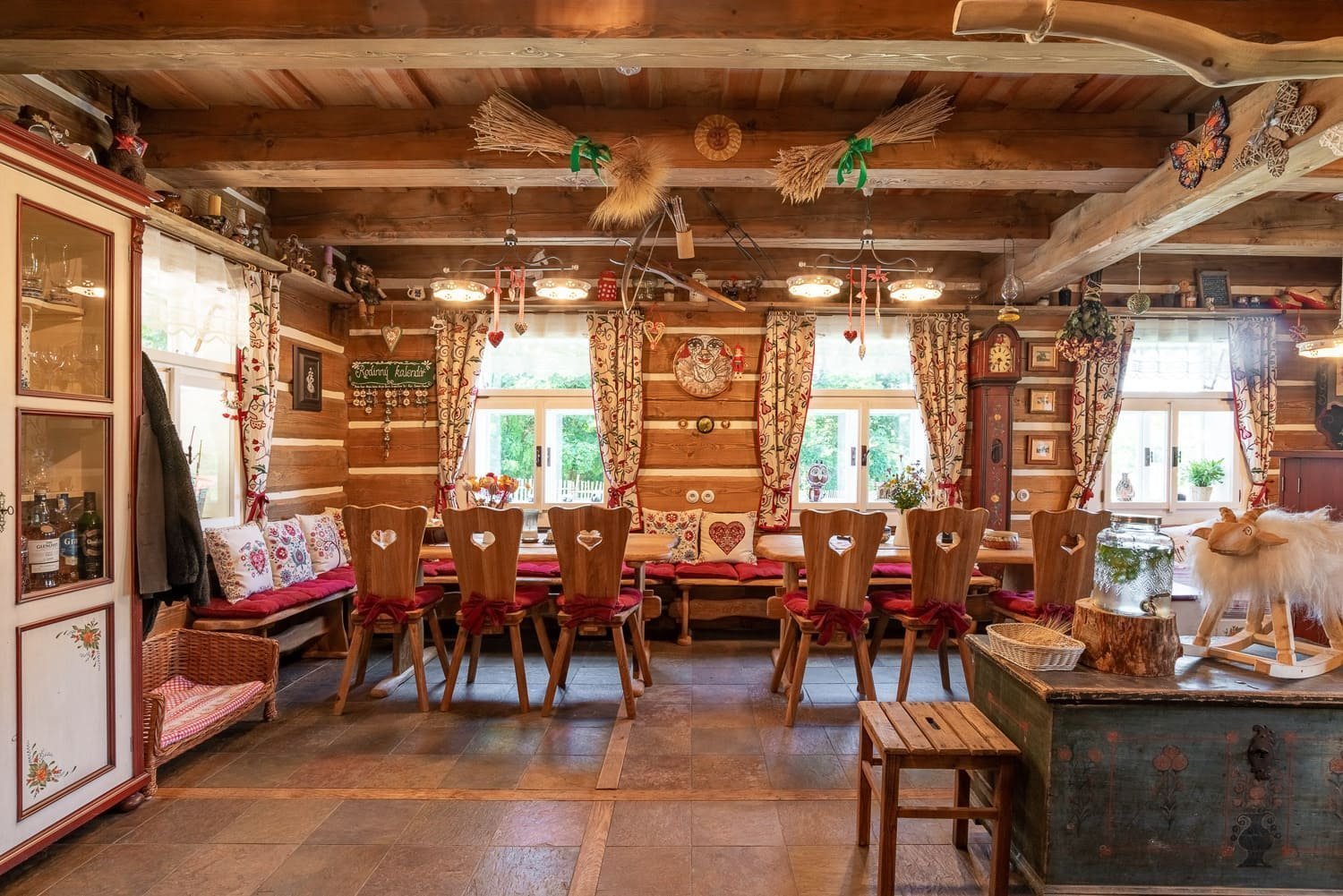 Půvabná poloroubenka na louce u lesa