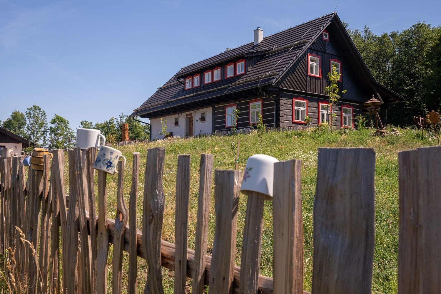 Půvabná poloroubenka na louce u lesa