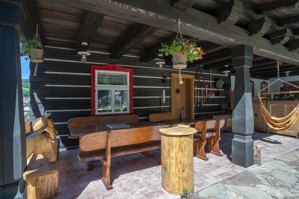 Půvabná poloroubenka na louce u lesa