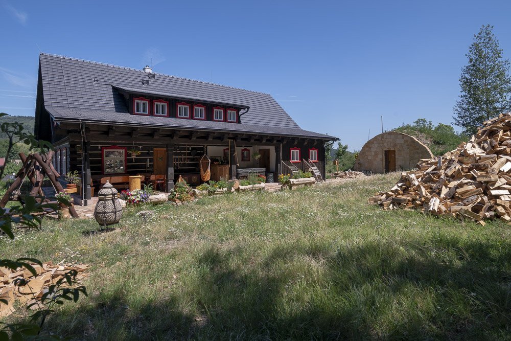 Půvabná poloroubenka na louce u lesa