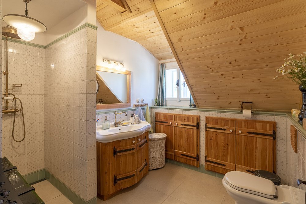 Půvabná poloroubenka na louce u lesa