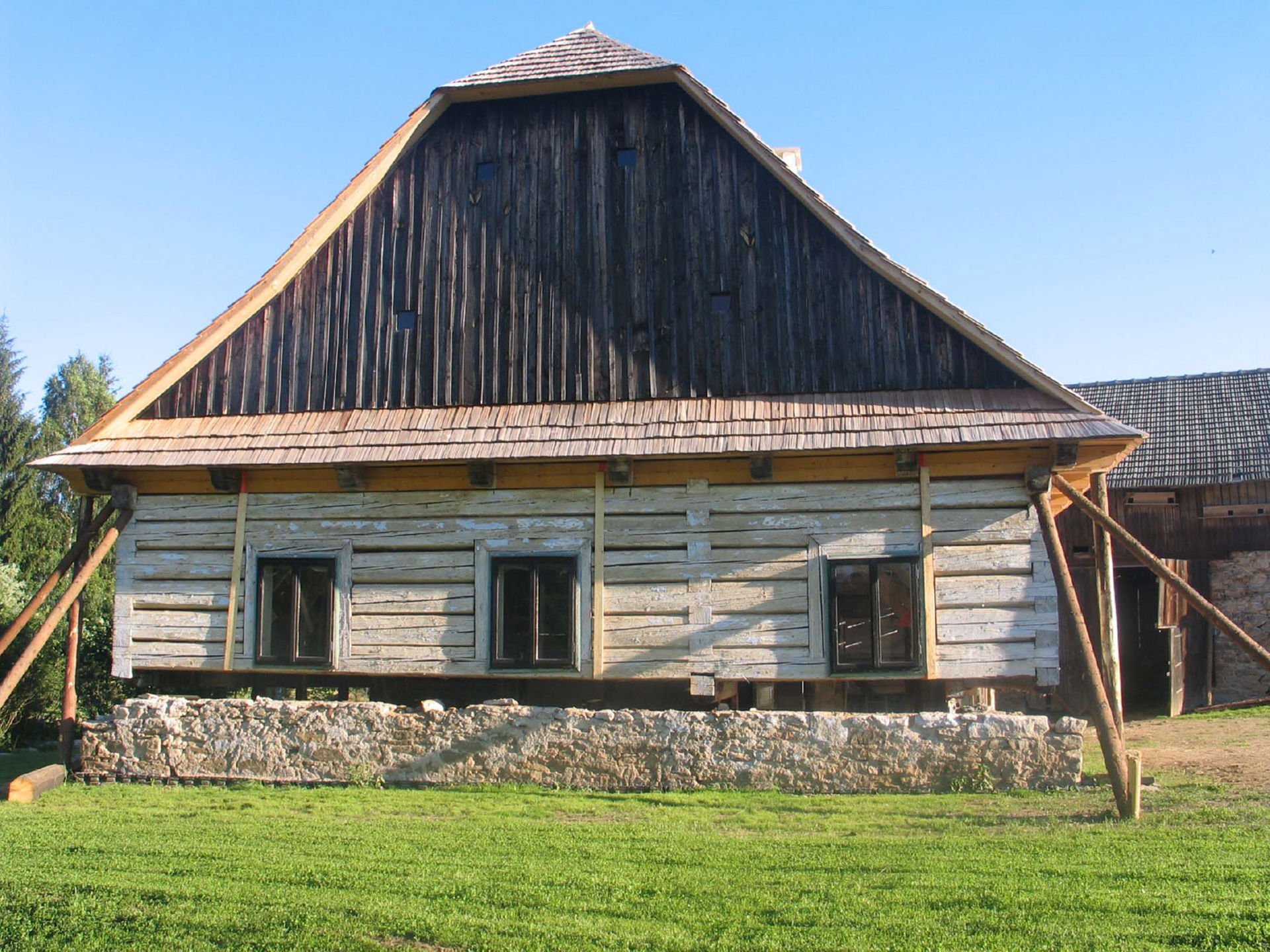 Rekonstrukce památkově chráněné roubenky z roku 1740