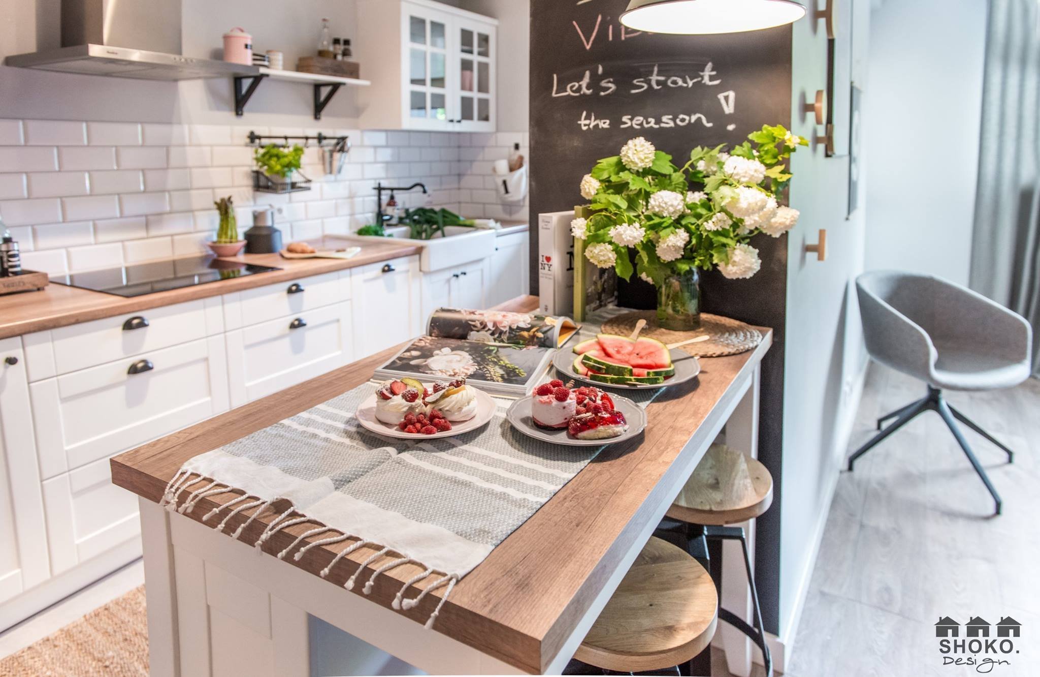 Retro se skandinávskými prvky a růžovými akcenty