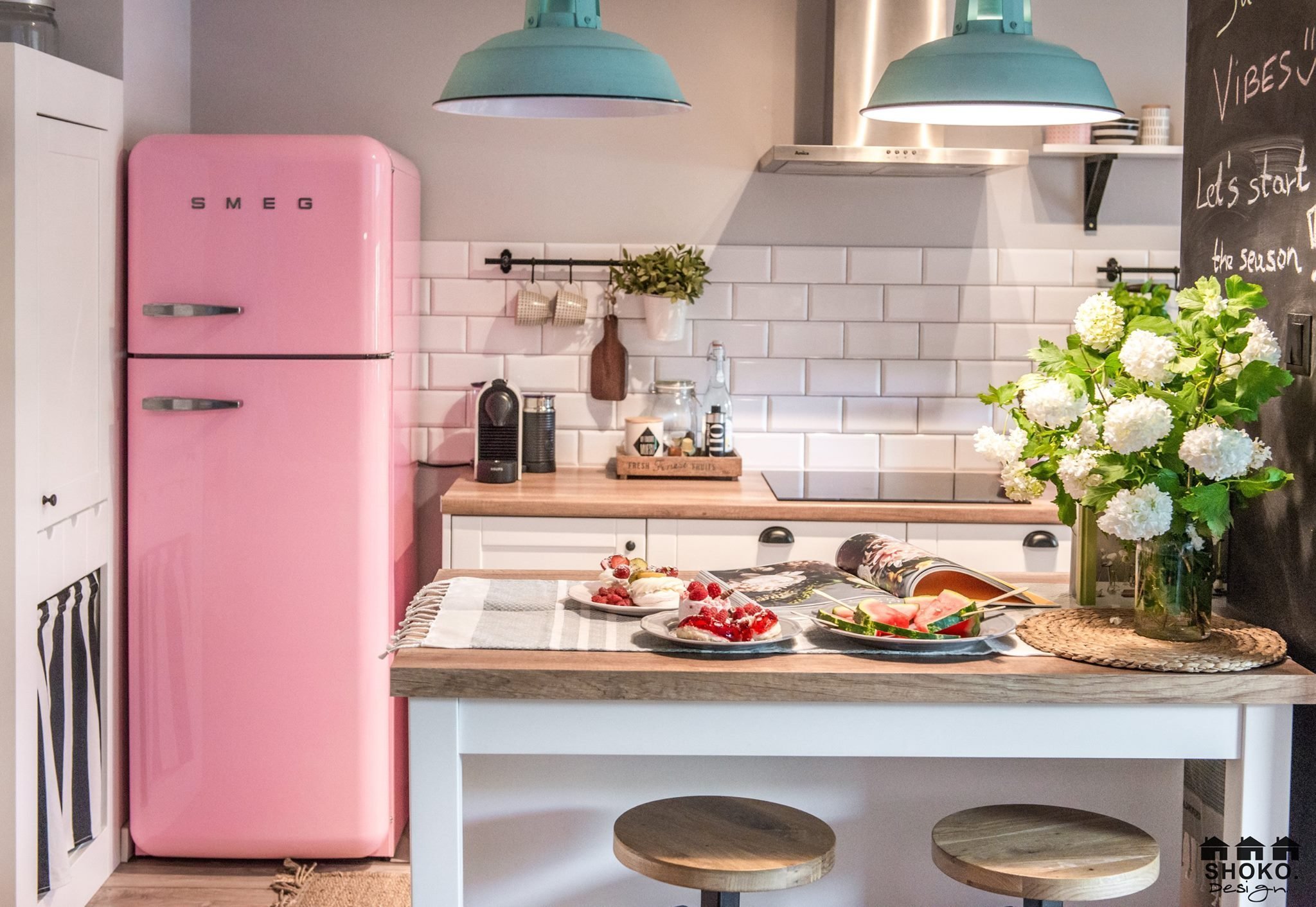 Retro se skandinávskými prvky a růžovými akcenty