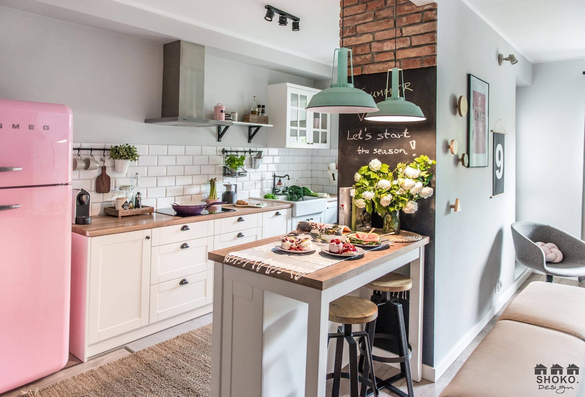 Retro se skandinávskými prvky a růžovými akcenty