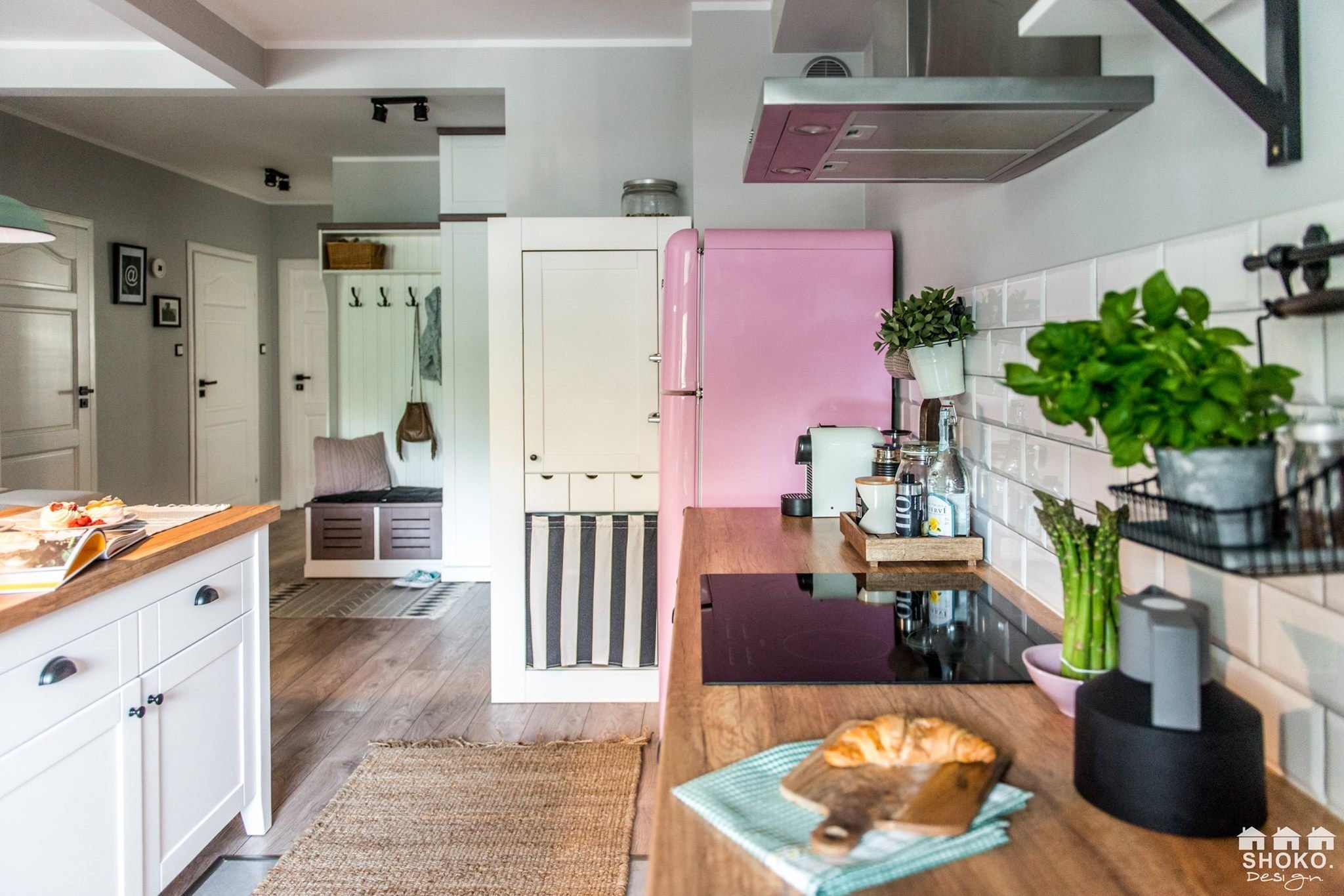 Retro se skandinávskými prvky a růžovými akcenty