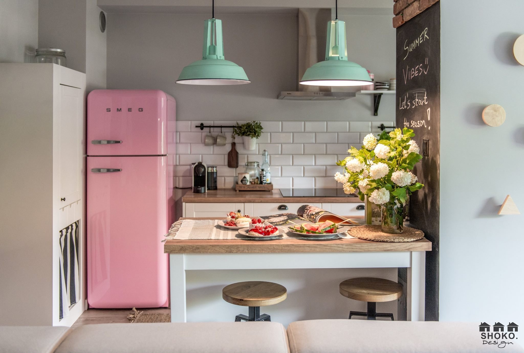 Retro se skandinávskými prvky a růžovými akcenty