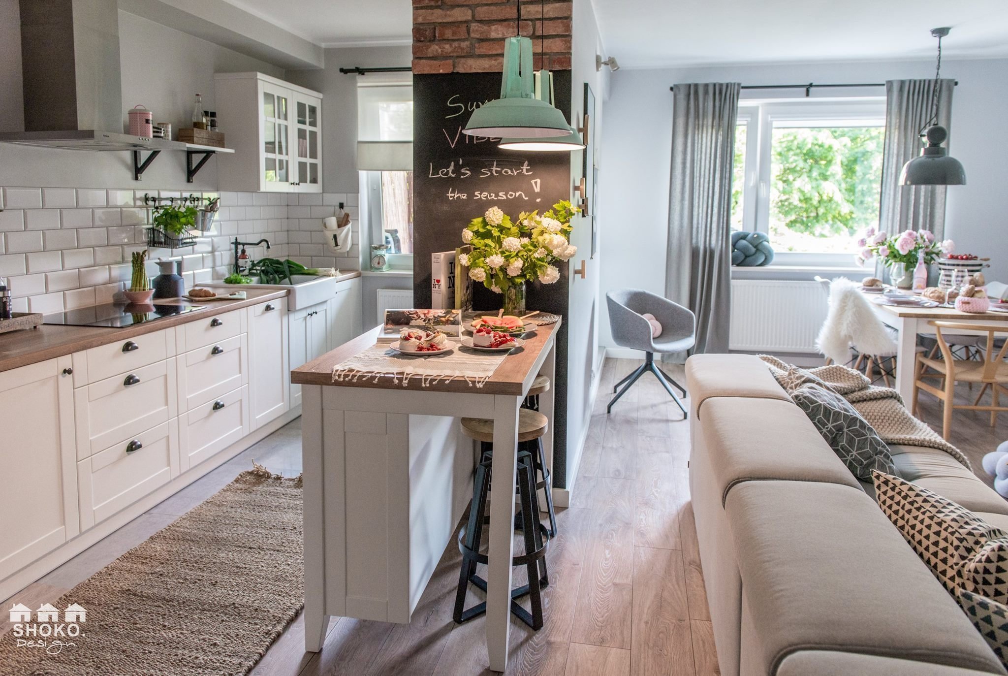 Retro se skandinávskými prvky a růžovými akcenty